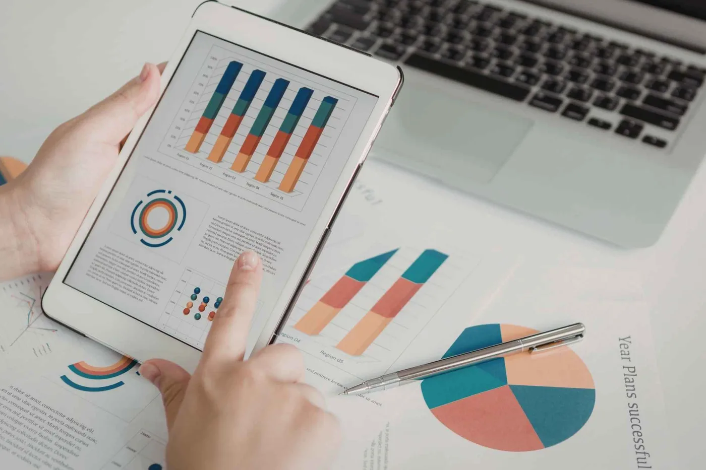 Google Ads bütçesi ve dönüşüm hedeflerini analiz eden uzman
