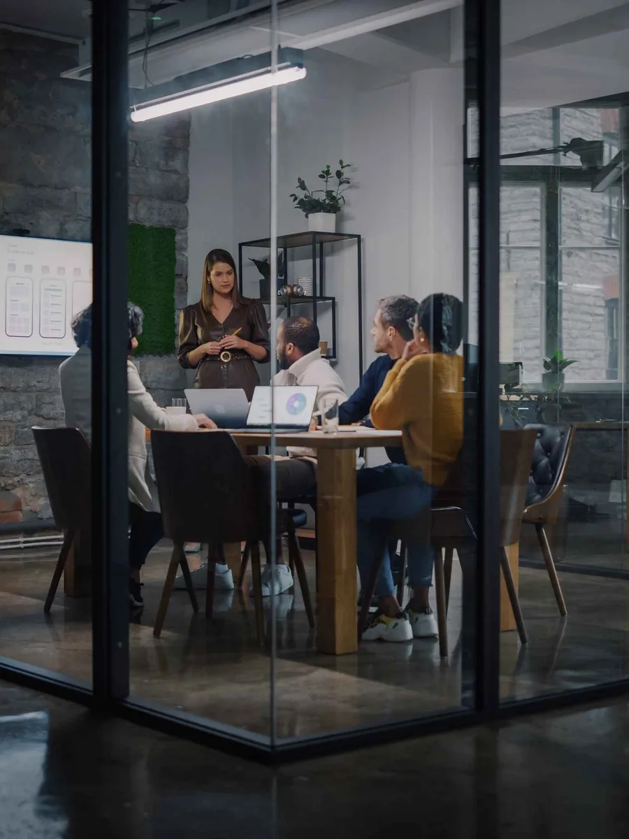 Reklam dönüşüm oranı ve açılış sayfası performansını analiz eden ekip