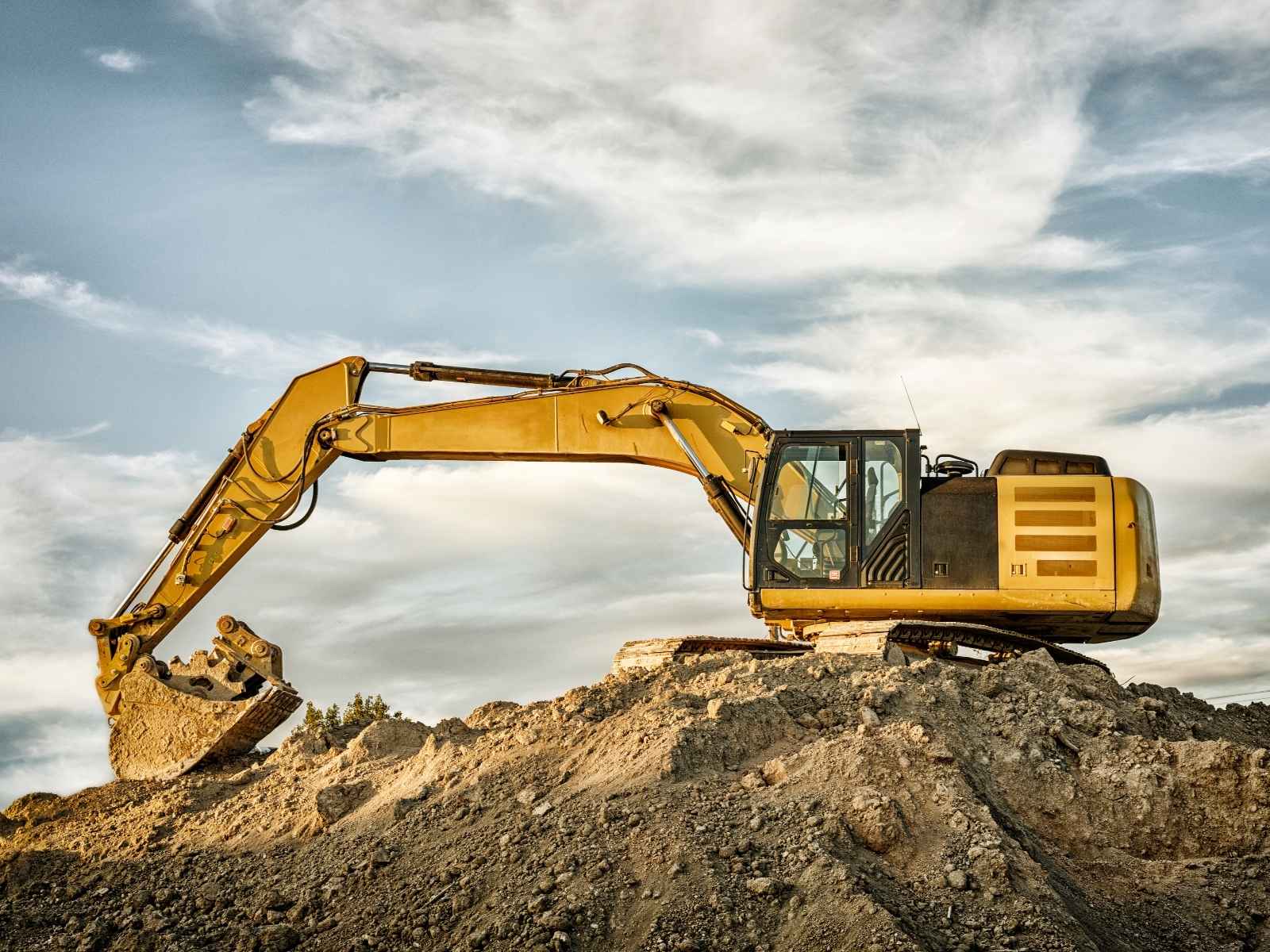 Develon İş Makineleri için Marinos Ajans tarafından hazırlanan iş makineleri projesi kapak görseli